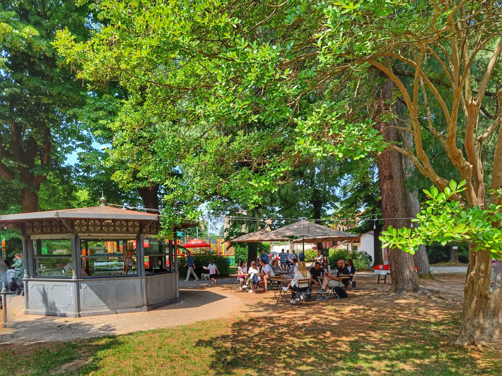 Chiosco Gussi e tavolini all’aperto sotto gli alberi del parco